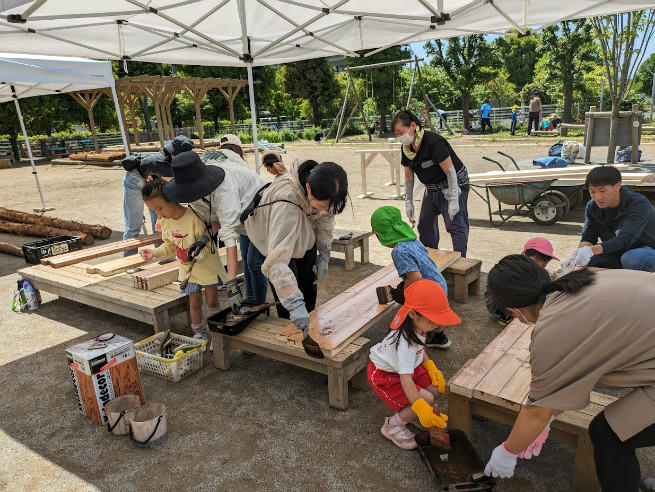 防腐剤塗りも子どもも楽しいようです