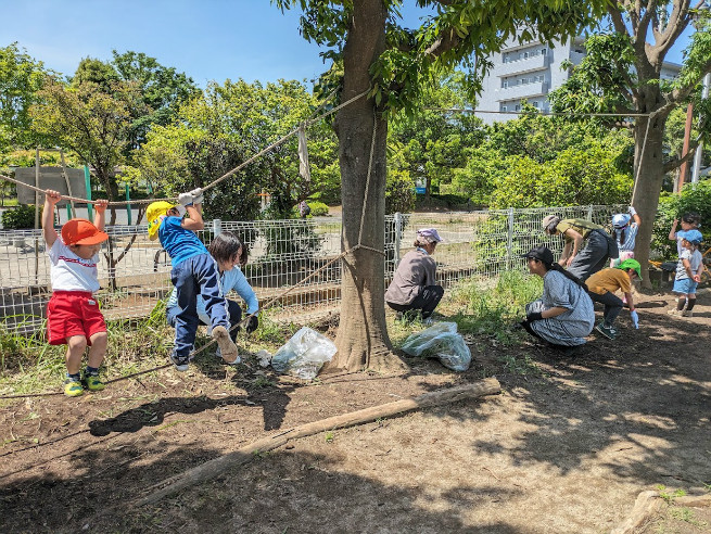 園庭草むしり中、植物が育つように