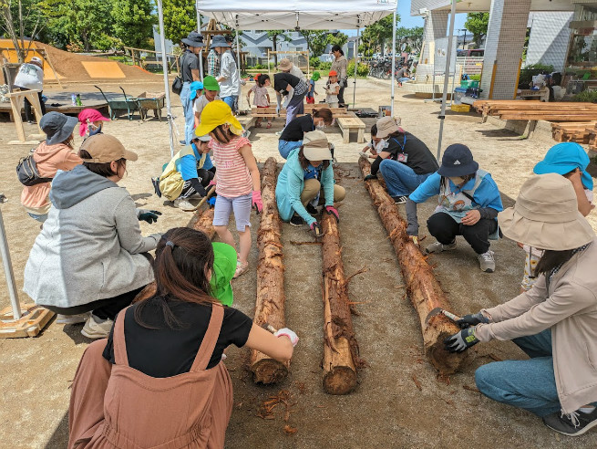 丸太の皮むき作業、心が無になります