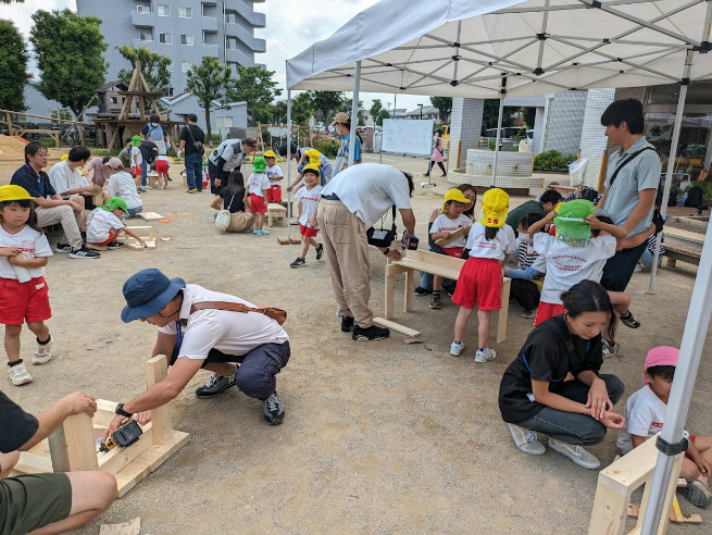 年長組は木工製品（椅子机）を製作中です