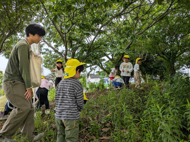 西の原小学校は草むらも豊かで虫探しはうってつけです