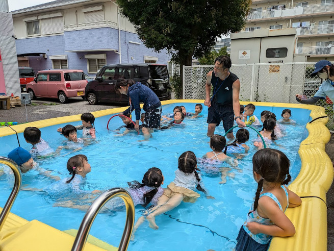 年中組　フラフープくぐりもよくできていました