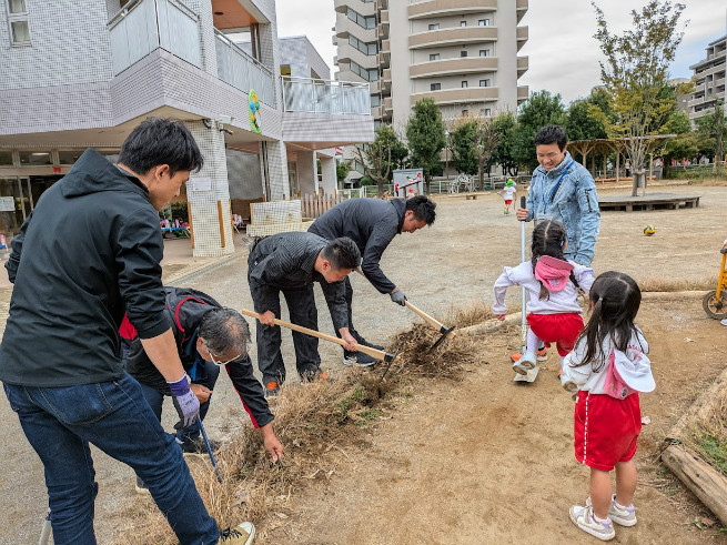 周回コースはまず土を除去し、丸太を外します