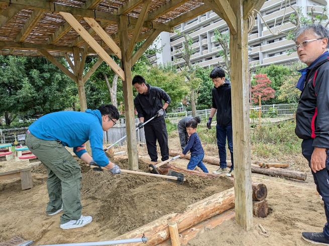 子どもも一緒に土の作業