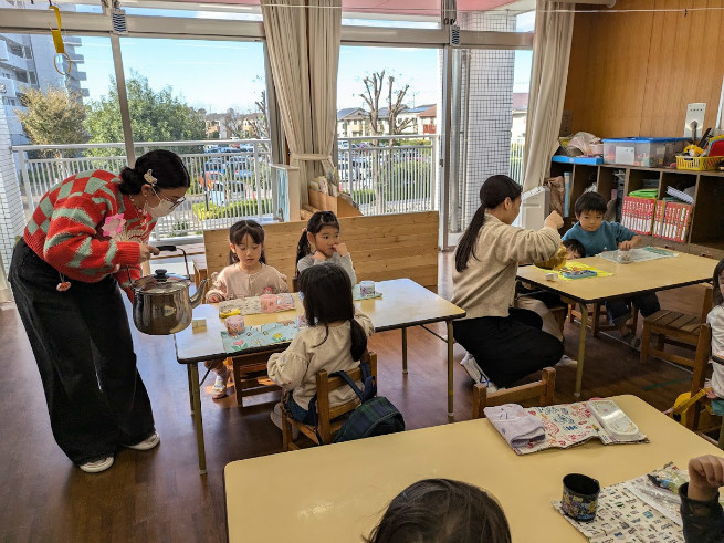 給食時に園児へのお茶サービス体験